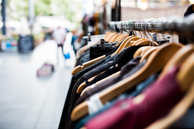 magasin-NICE-min_blur_close_up_focus_hanger_jacket_market_people_rack-1176303